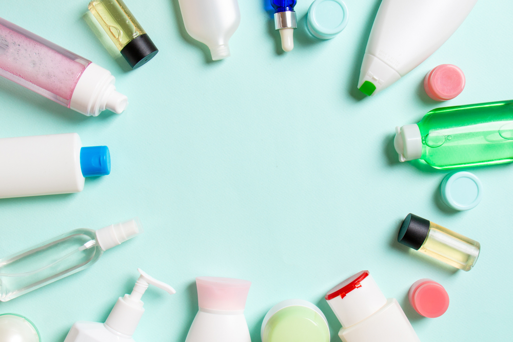 Frame,Of,Plastic,Bodycare,Bottle,Flat,Lay,Composition,With,Cosmetic